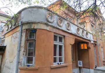 къща