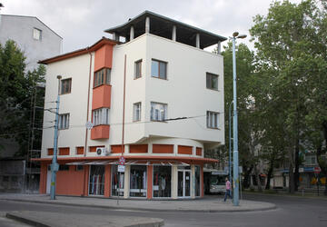 къща