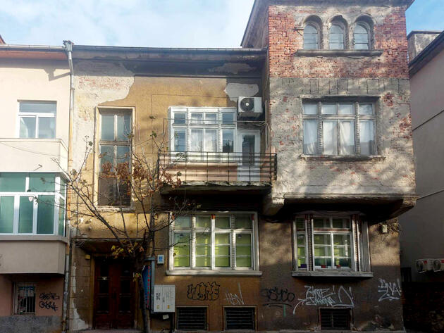 къща