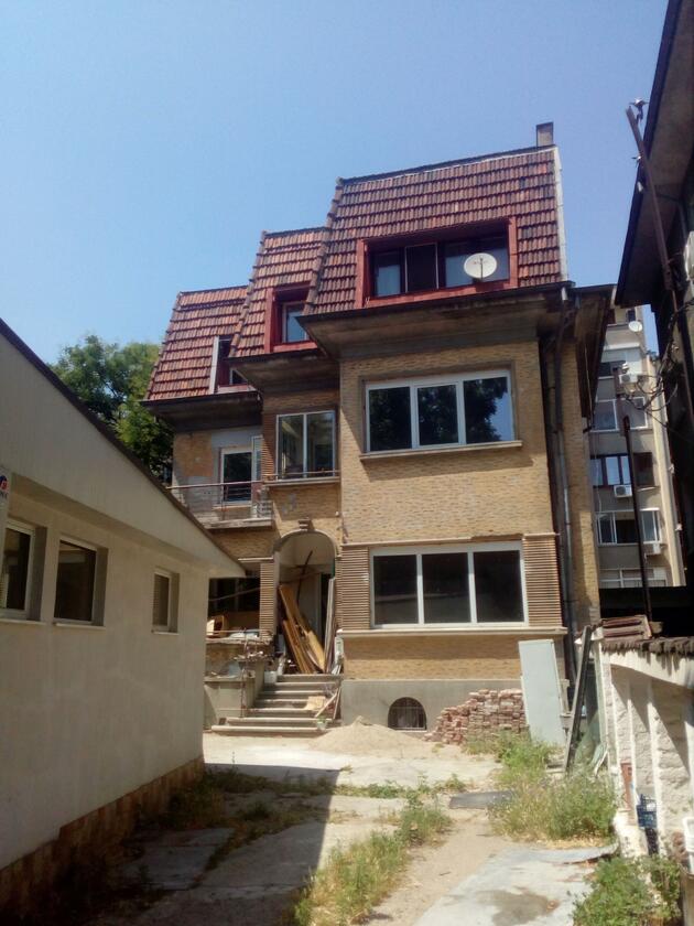 къща