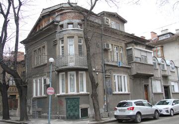 къща