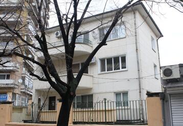 къща