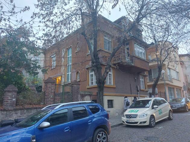 къща