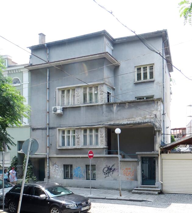 къща