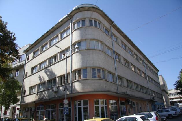 къща