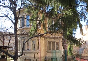 къща