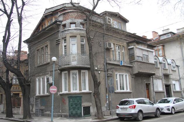 къща
