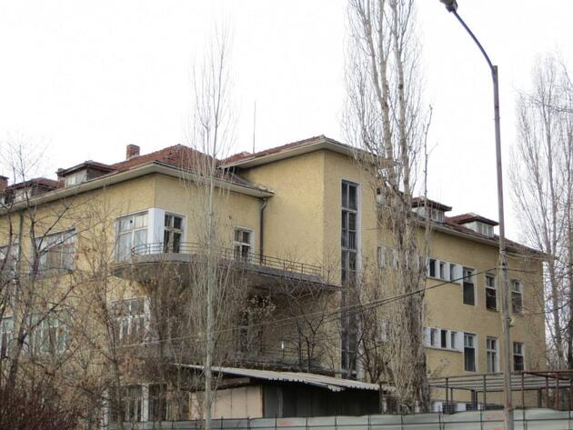болница