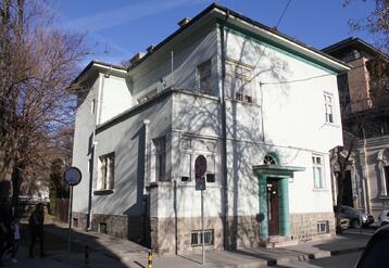 къща
