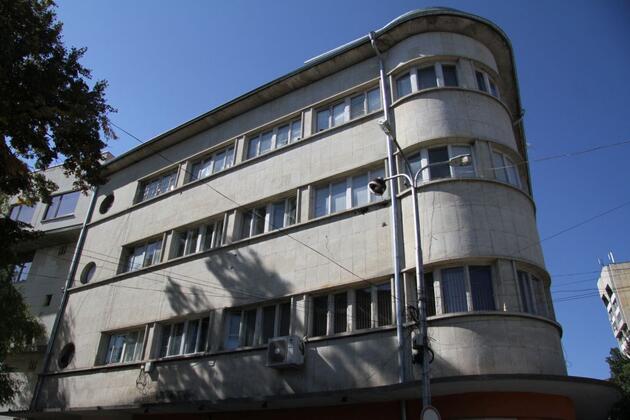 къща