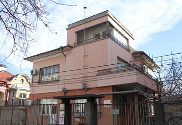 къща