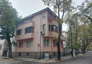 къща