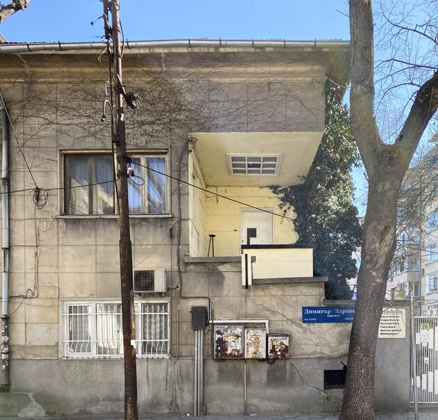 къща