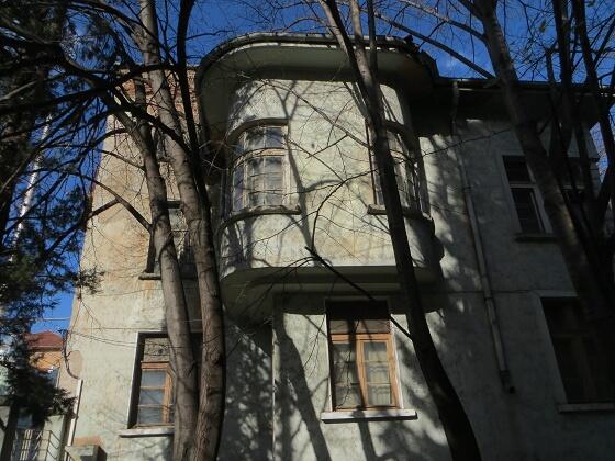 къща